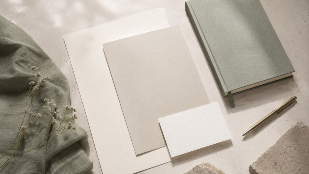 Papelería de la marca sobre la mesa del despacho